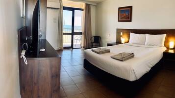 Rom – deluxe | Skrivebord, skrivebord for bærbar PC, blendingsgardiner og lydisolert