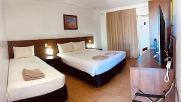 Kamar Superior | Meja kerja, ruang kerja ramah laptop, dan tirai kedap cahaya