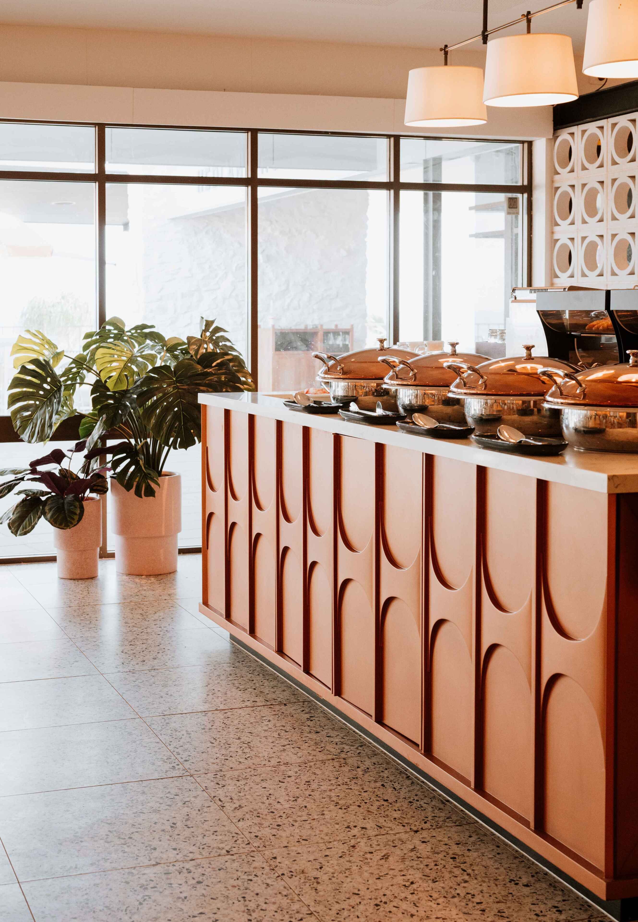 供应早餐和晚餐