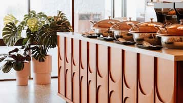 Breakfast and dinner served