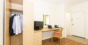 Desk, laptop workspace, blackout curtains, soundproofing - The Hedland Hotel (Port Hedland)