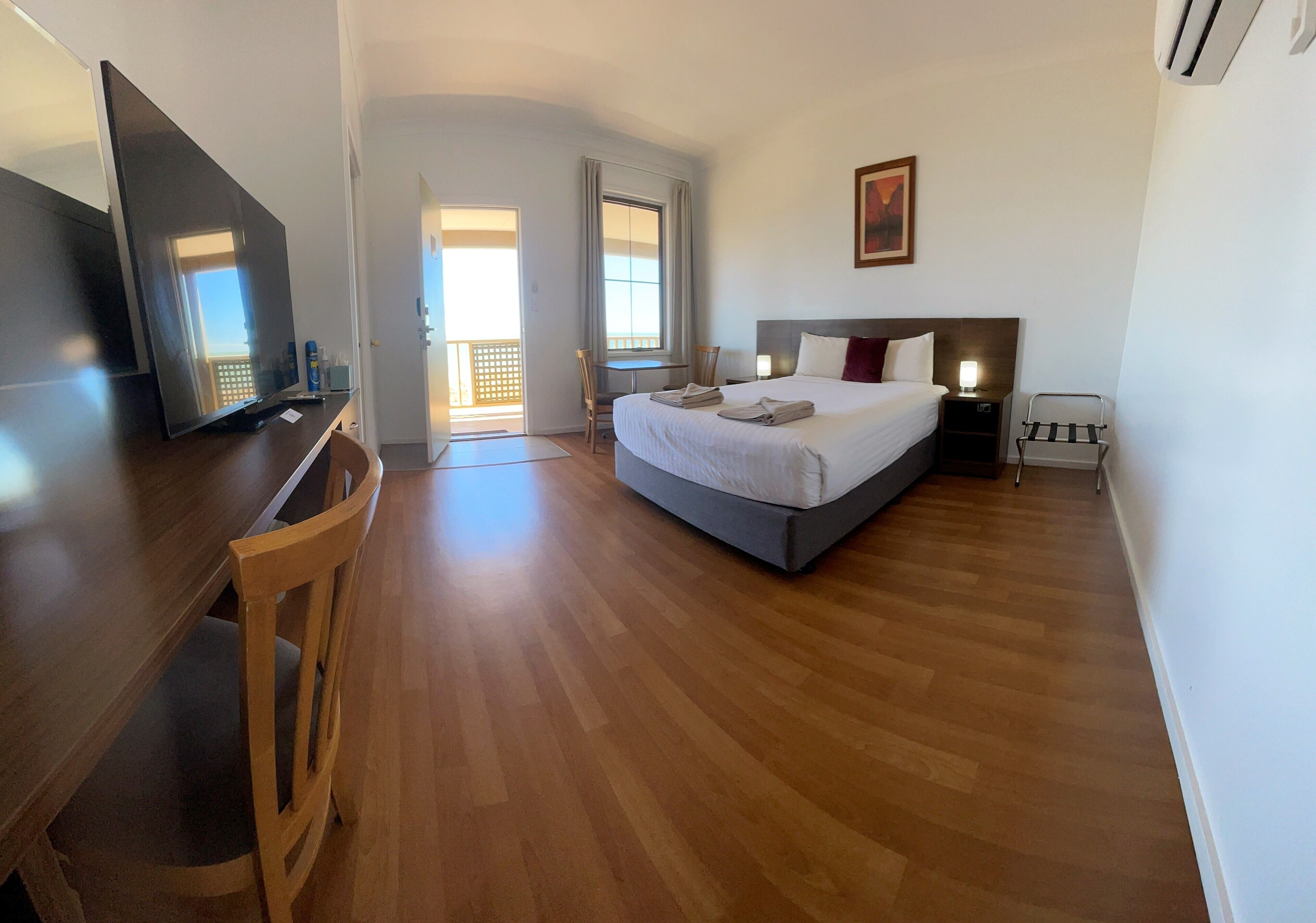 Deluxe Room | Desk, laptop workspace, blackout drapes, soundproofing