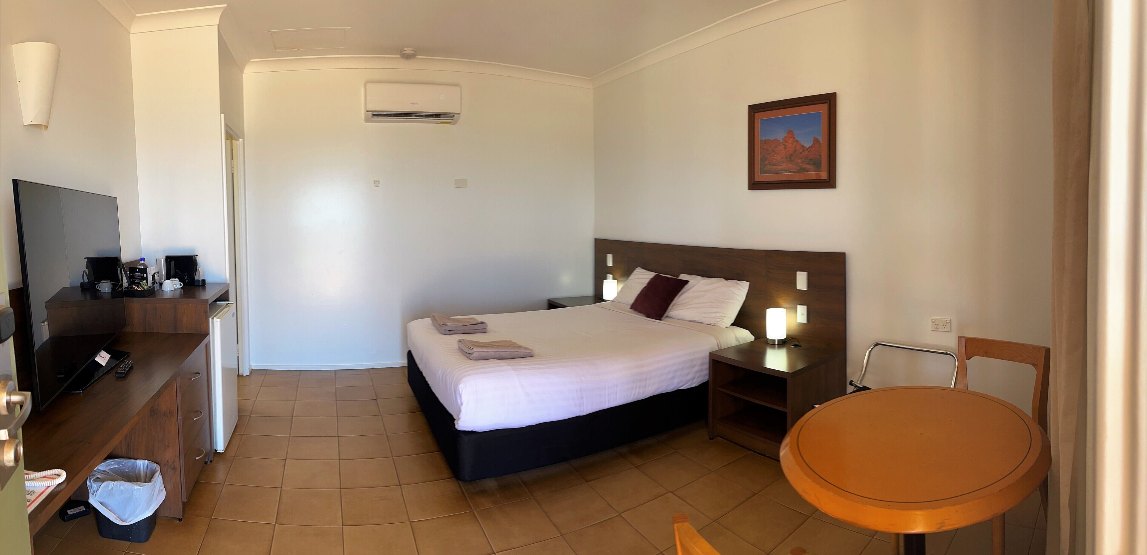 مكتب ومساحة عمل للكمبيوتر المحمول وستائر تعتيم وتجهيزات عازلة للصوت