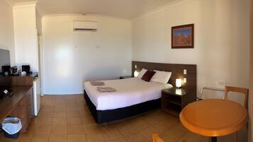 Bureau, espace de travail pour ordinateur portable, rideaux occultants