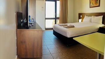 Bureau, espace de travail pour ordinateur portable, rideaux occultants