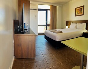 Escritorio, espacio para trabajar con un portátil, cortinas opacas