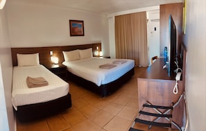 Escritorio, espacio para trabajar con laptop y cortinas blackout