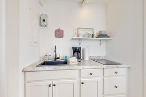 Een koelkast, een magnetron, een kookplaat