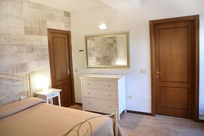 3 bedrooms, in-room safe, desk, iron/ironing board - Rainbow "Family Loft" Holiday Rental (Roccavivara)