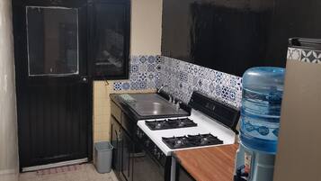 Refrigerador, cafetera/tetera, mesa de comedor