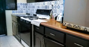 Fridge, coffee/tea maker, dining tables - Casa Dahlia Querétaro (Santiago de Querétaro)