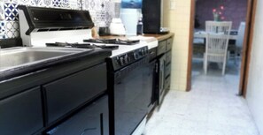 冰箱、茶具/咖啡用具、餐桌
