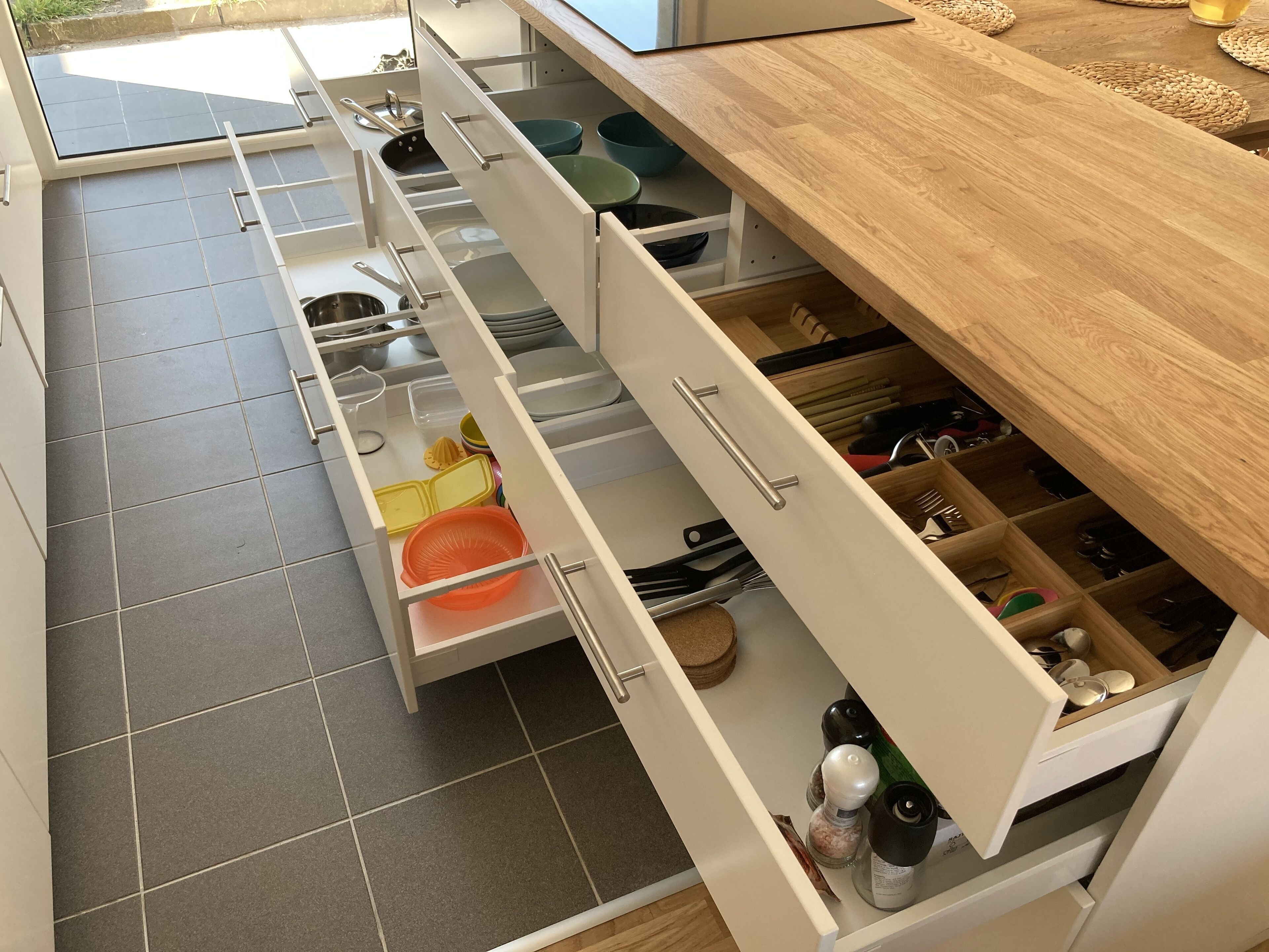 Geladeira, micro-ondas, fogão, lava-louças