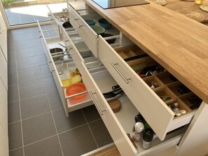 Jääkaappi, mikroaaltouuni, uuni, astianpesukone