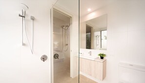 Apartment | Bathroom shower - Sur La Mer Three Bedroom (Airlie Beach)