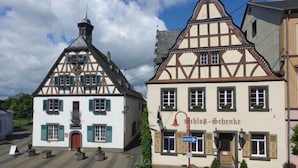 A traditional European building with a sign reading "Schloß-Schänke". - Hotel zur Schloß-Schenke (Neuwied)