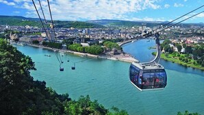 A cable car system over a river with a cityscape in the background. - Hotel zur Schloß-Schenke (Neuwied)