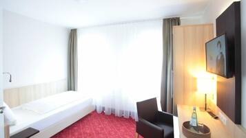 Comfort Single Room | Living area | 32-inch flat-screen TV with satellite channels, TV