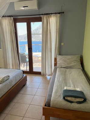 3 habitaciones, escritorio y tabla de planchar con plancha 