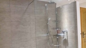 Appartement | Salle de bain | Douche, séchoir à cheveux, serviettes fournies