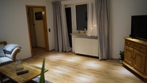 อพาร์ทเมนท์ | บริเวณนั่งเล่น | ทีวี 40 นิ้ว พร้อมช่องดาวเทียม, ของเล่น