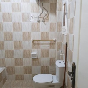 Eenvoudige kamer, 2 slaapkamers | Badkamer | Een aparte badkuip en douche, een bidet, handdoeken