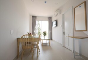 1 chambre, ameublement personnalisé, bureau