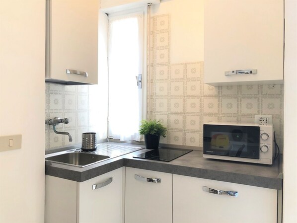 Een koelkast, een microgolfoven, een kookplaat