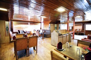 Restaurant - Vardaan Hotels - PatniTop (Udhampur)