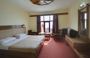 Cortinas opacas, tabla de planchar con plancha, wifi y ropa de cama