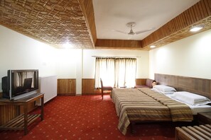 Blackout curtains, iron/ironing board, WiFi, bed sheets - Vardaan Hotels - PatniTop (Udhampur)