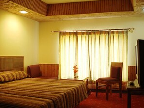 Cortinas blackout, tabla de planchar con plancha, wifi y ropa de cama 