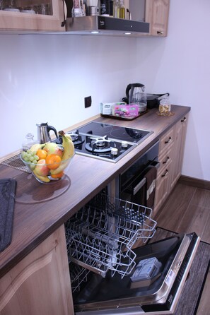 Geladeira, micro-ondas, fogão, cooktop