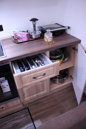 Een koelkast, een magnetron, een oven, een kookplaat