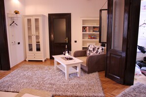 Een televisie, boeken, een filmbibliotheek en een stereo