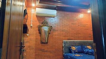 Standard Room, 1 Queen Bed, Courtyard View | Desk, bed sheets