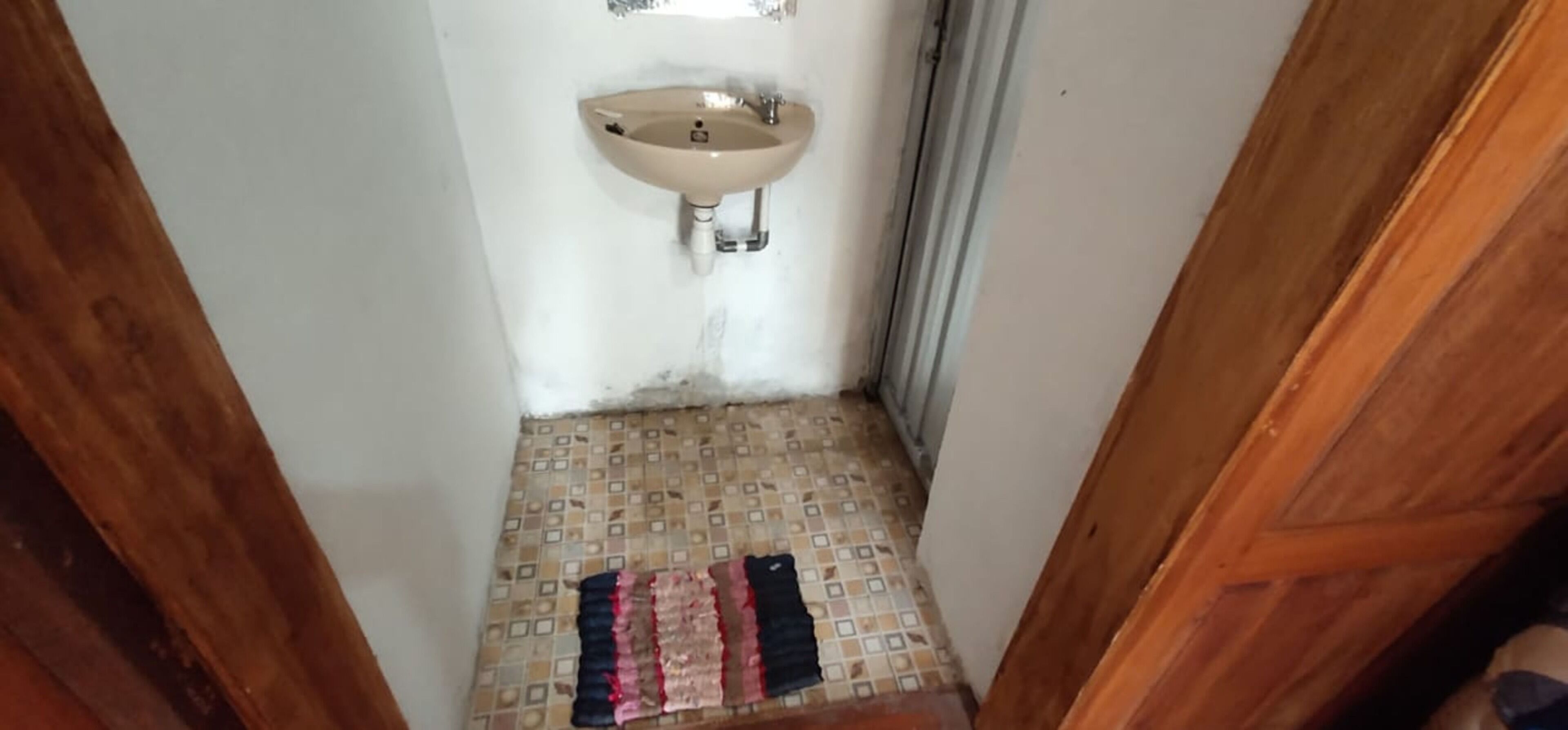 淋浴设施、拖鞋、坐浴桶、毛巾