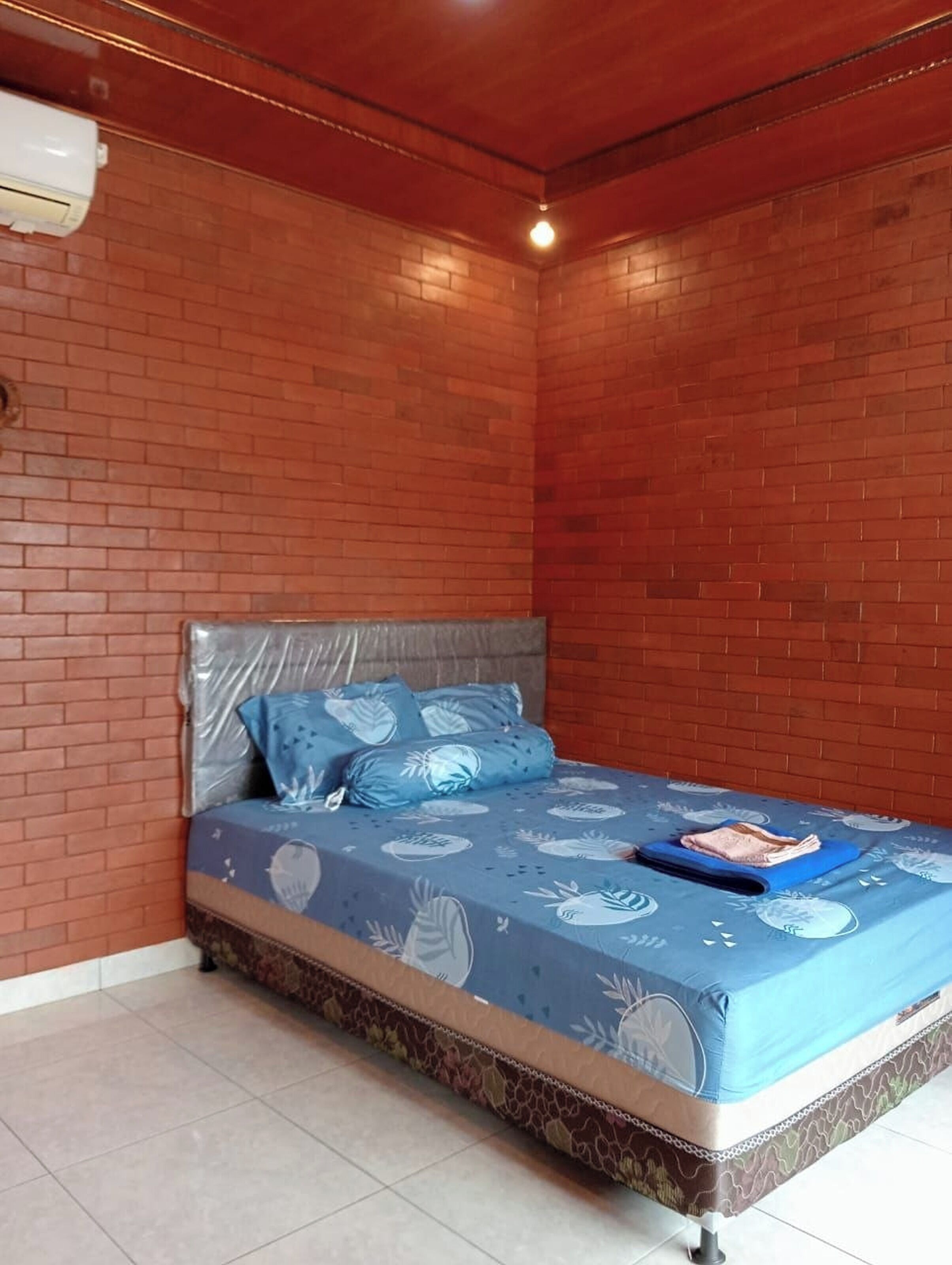 Standard Room, 1 Queen Bed, Courtyard View | Desk, bed sheets