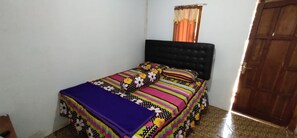 Standard Room (Fan) | Desk, bed sheets - Limasan Mbah Darmo (Tepus)