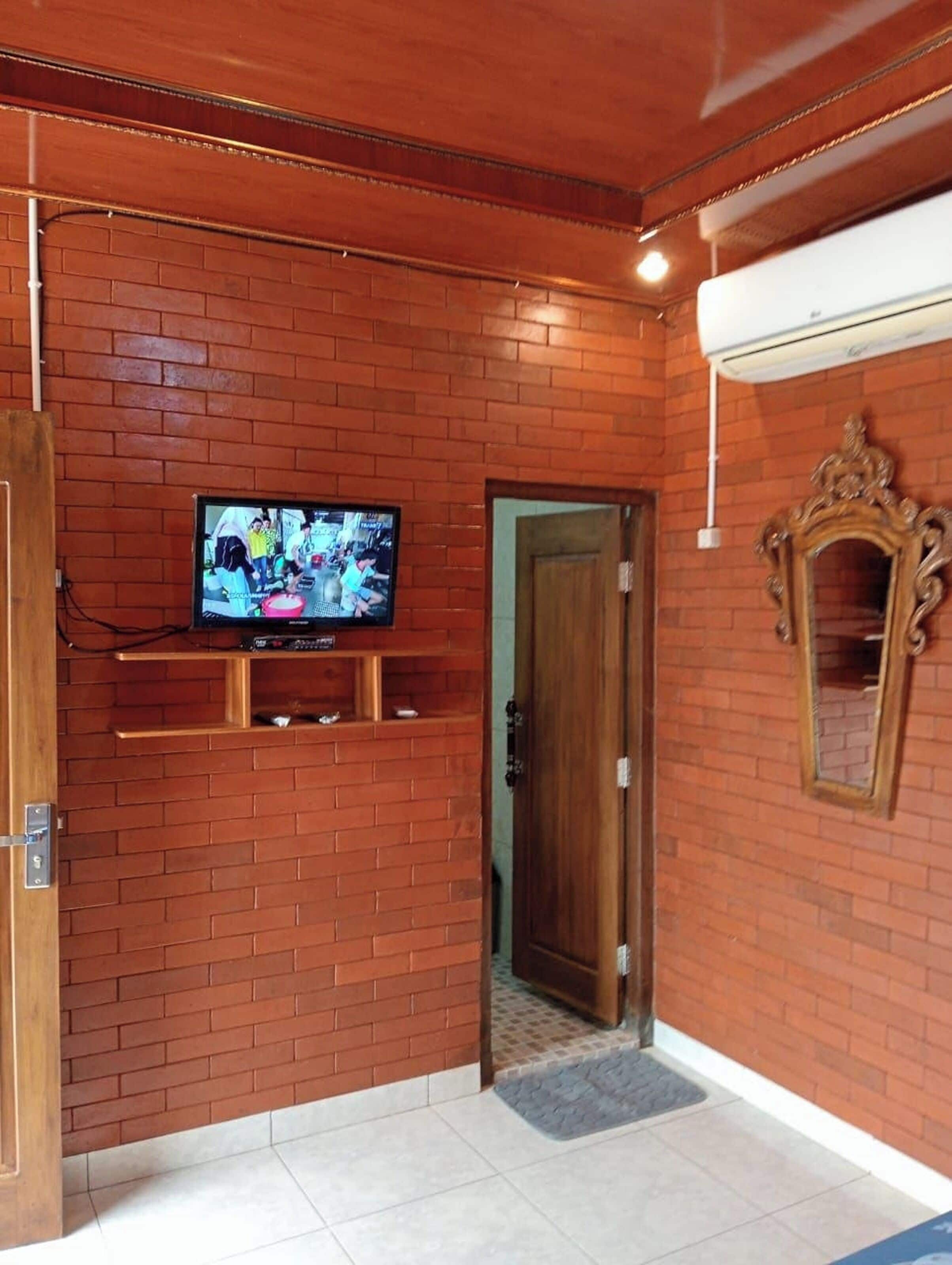 Standard Room, 1 Queen Bed, Courtyard View | Desk, bed sheets
