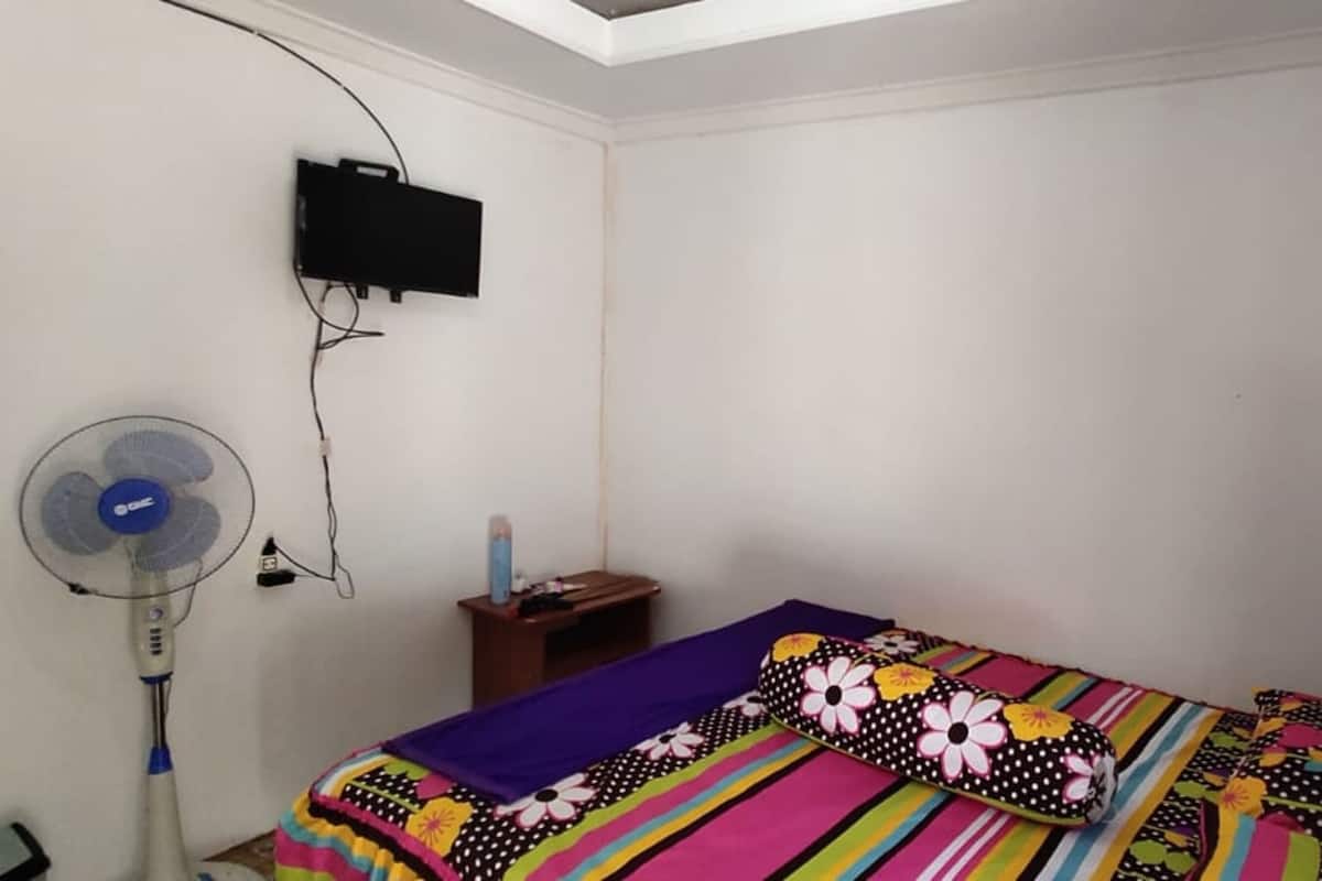 Standard Room (Fan) | Desk, bed sheets
