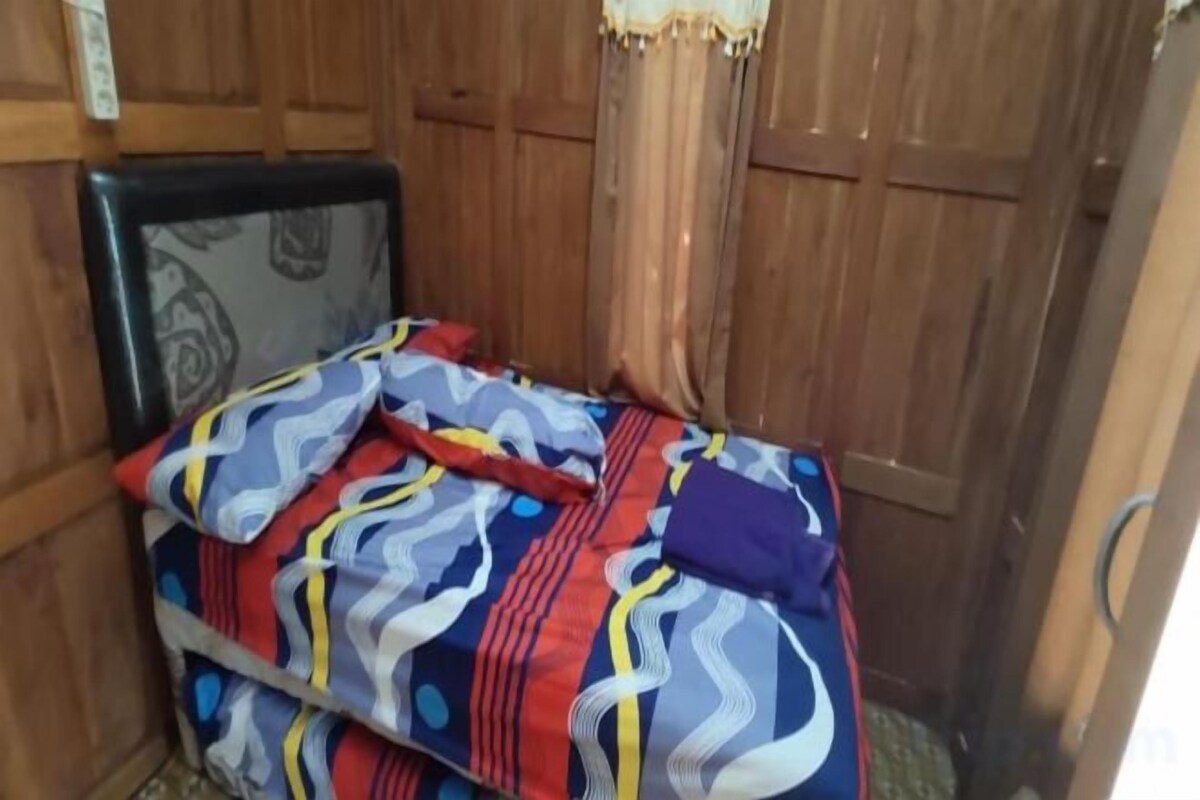 Escritorio y ropa de cama 