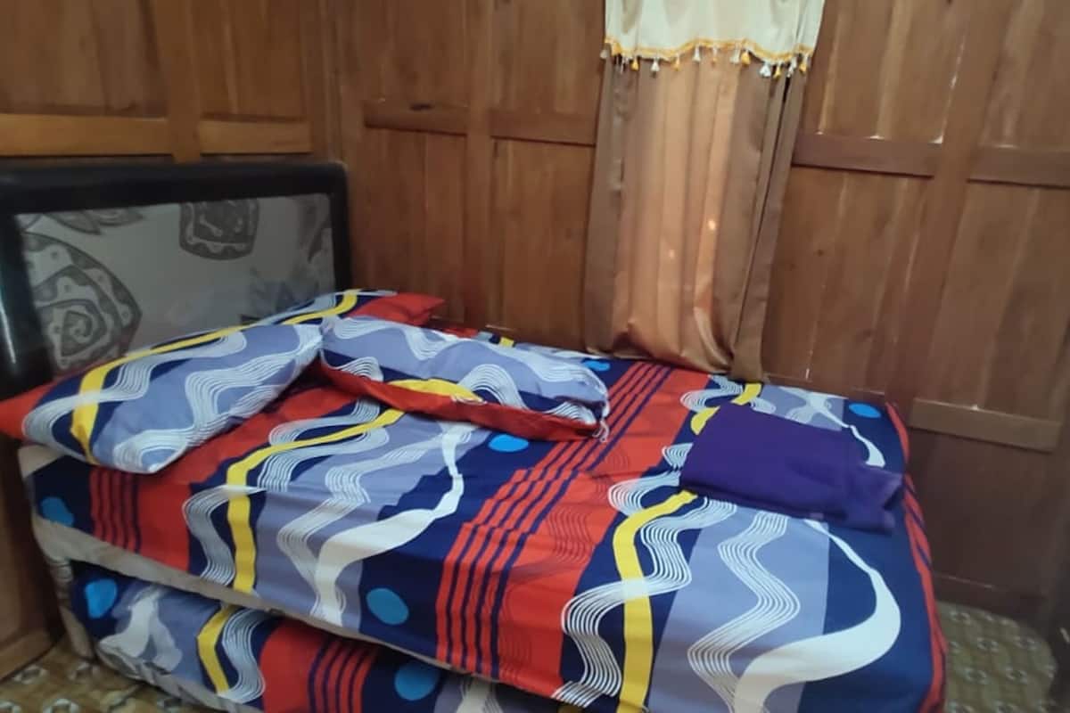 Standard Room (AC) | Desk, bed sheets