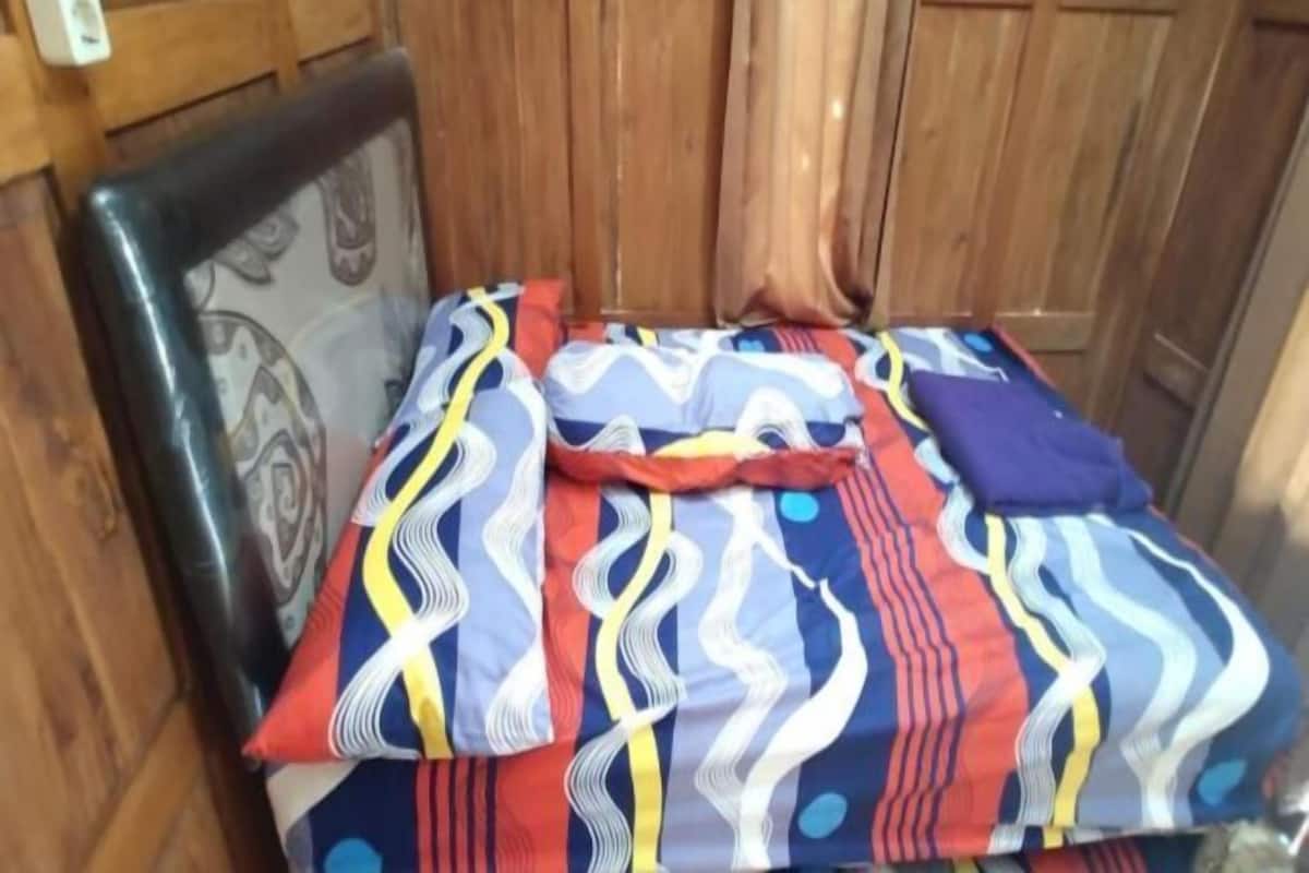 Desk, bed sheets