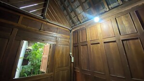 Une pièce avec des lambris en bois, une fenêtre et une porte.