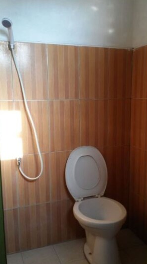Ducha, artículos de tocador gratuitos, bidet, toallas