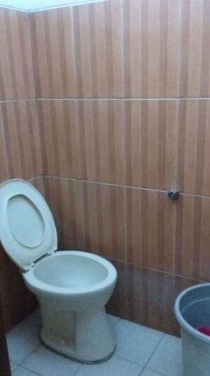Standard Room | Bathroom | Shower, free toiletries, bidet, towels - Penginapan Dena (Batu)