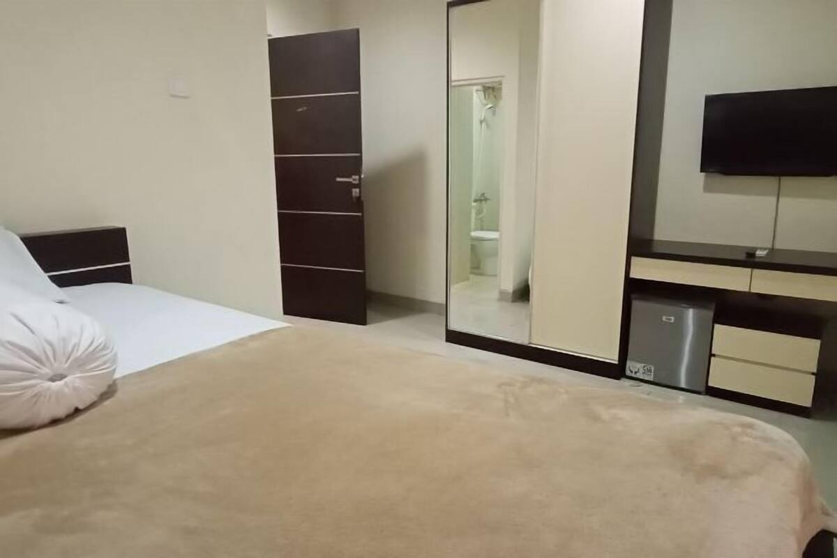 Desk, WiFi (free), bed sheets