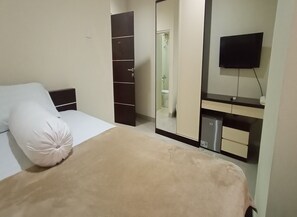 Standard Room | Desk, free WiFi, bed sheets - Giant Kost (Gading Serpong)