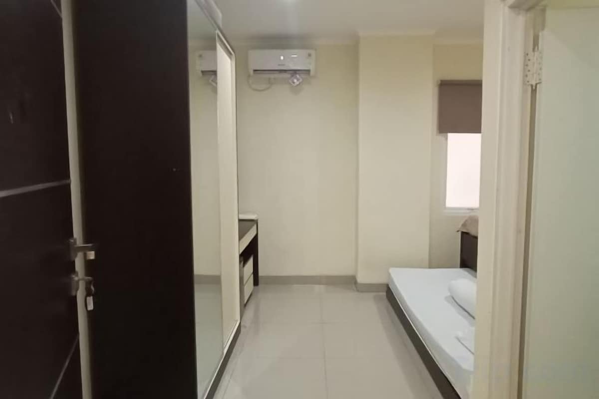 Desk, WiFi (free), bed sheets